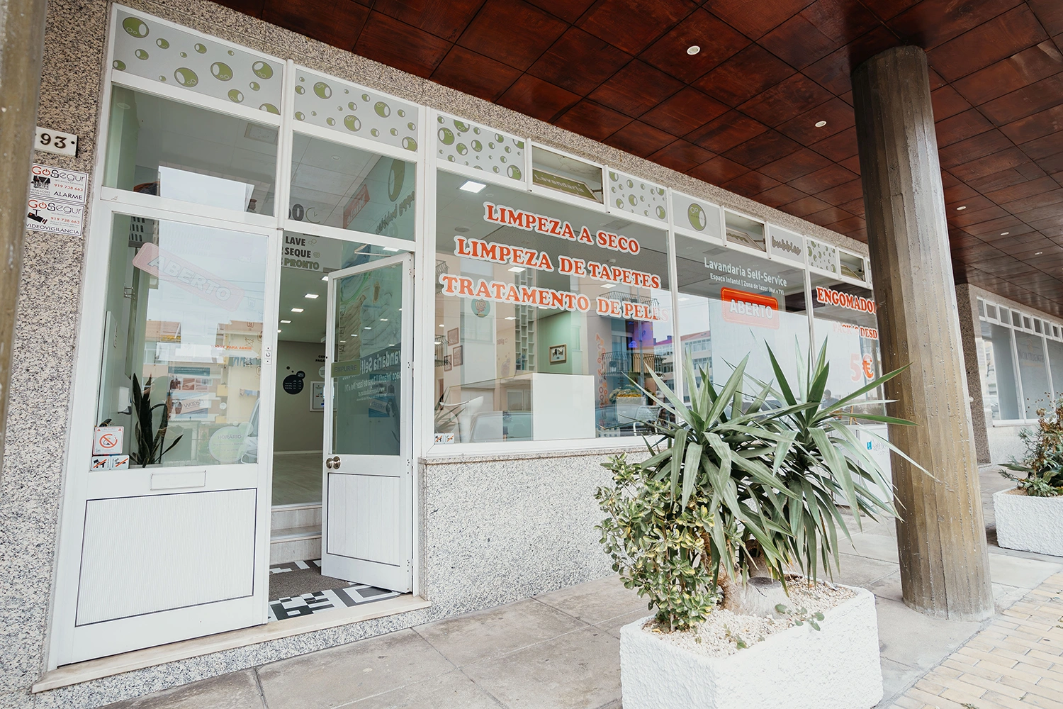 Fachada da Lavandaria Hapiness Bubbles em Ermesinde oferecendo serviços self-service das 7.30h às 23.30h
