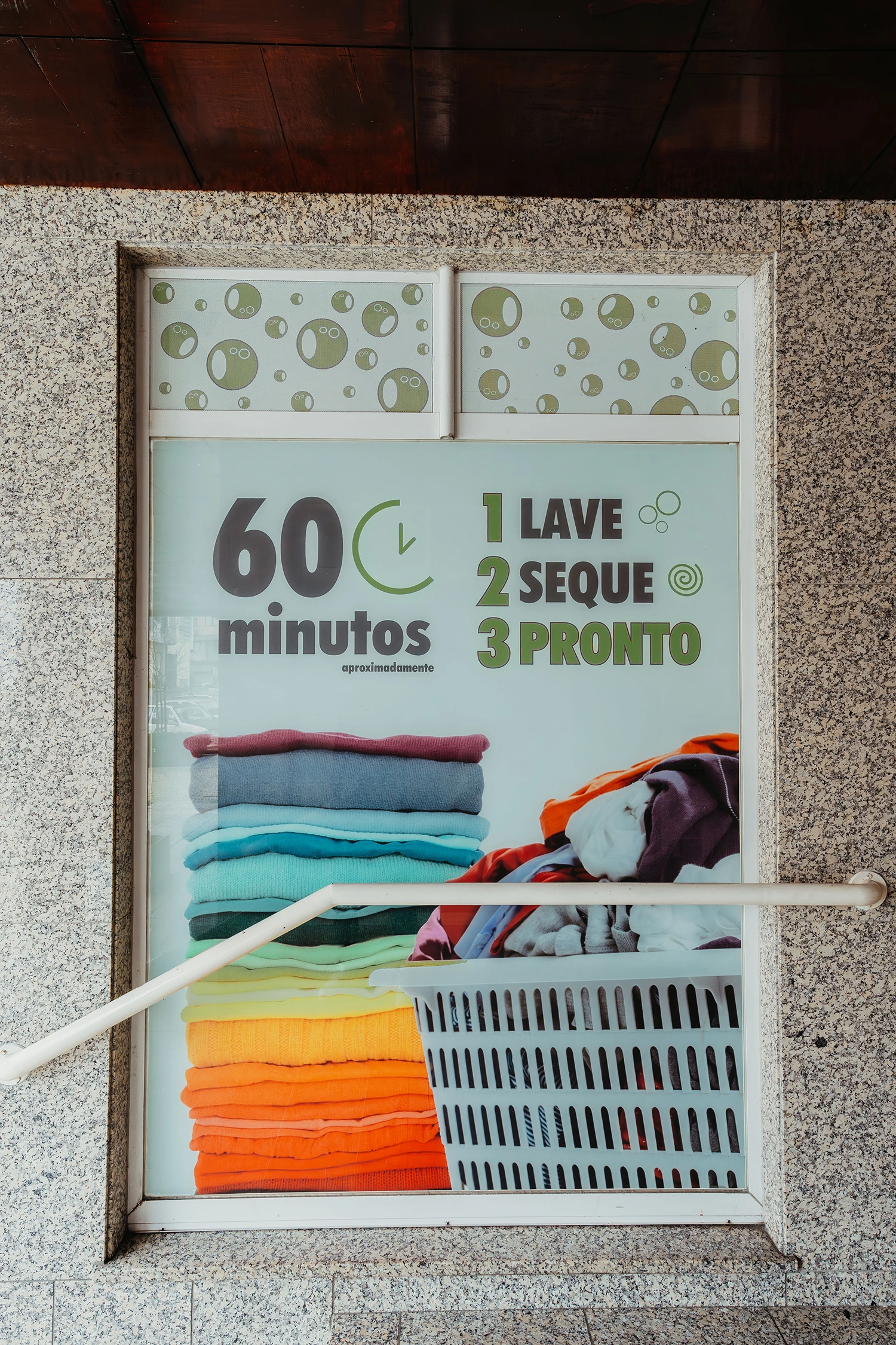 Lavagem e secagem em apenas 60 minutos - economia de tempo garantida na nossa lavandaria self-service com máquinas de alta eficiência